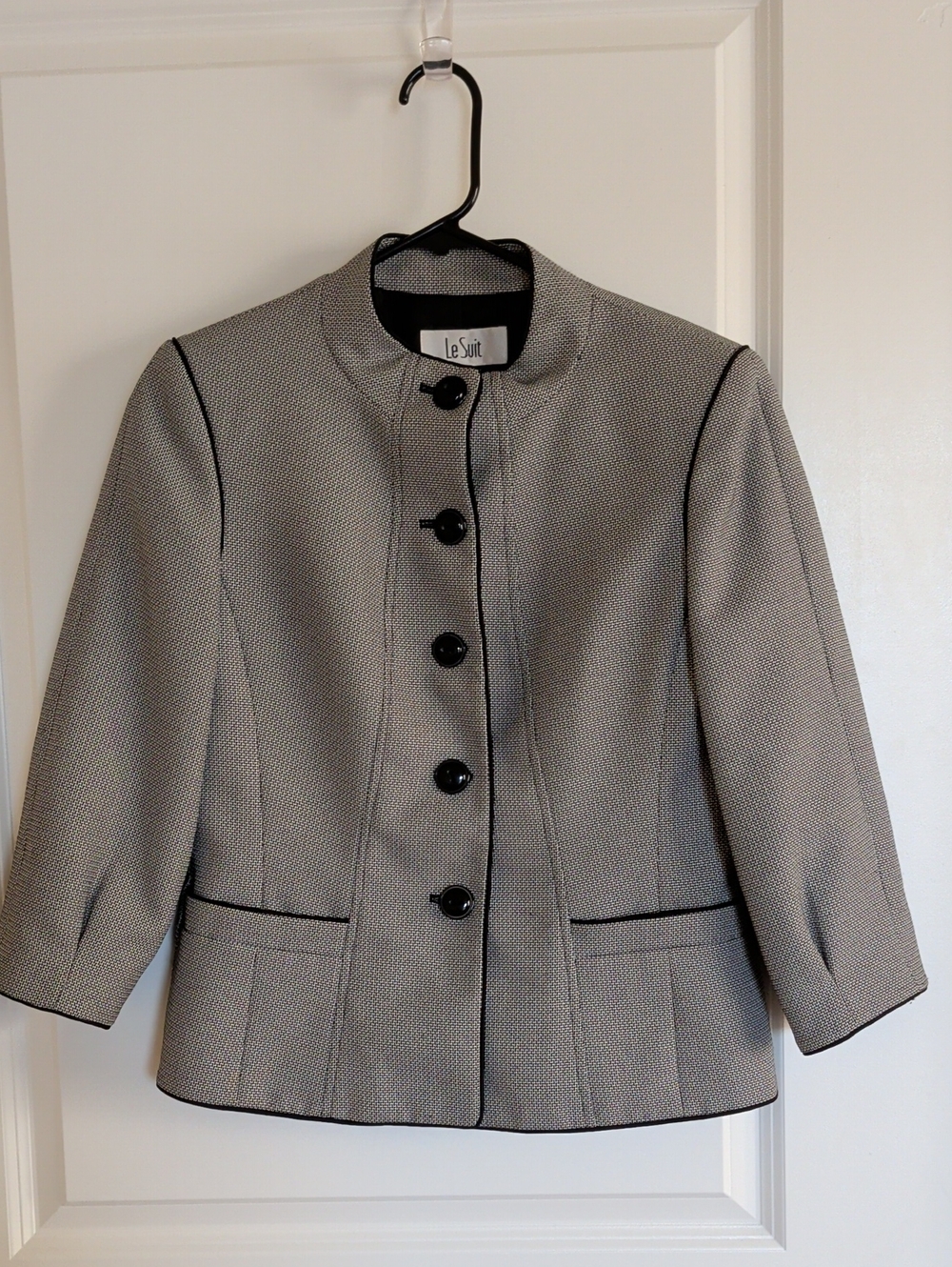 Le Suit - Women's Gray Textured Buttoned Blazer with Black Trim - Size 6